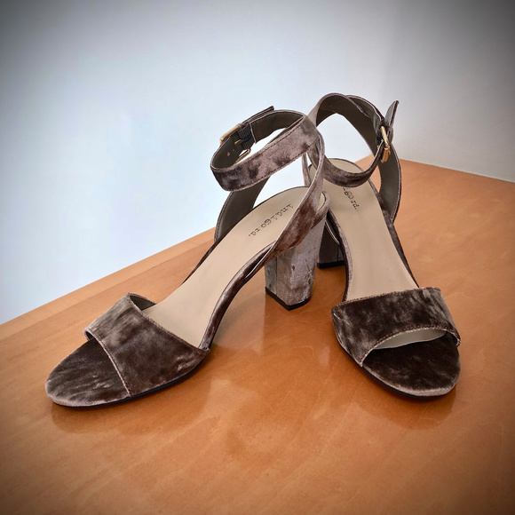 Indigo Road NWT Brown Velvet Ankle Strap Heeled Sandals 8.5M - Picture 1 of 7